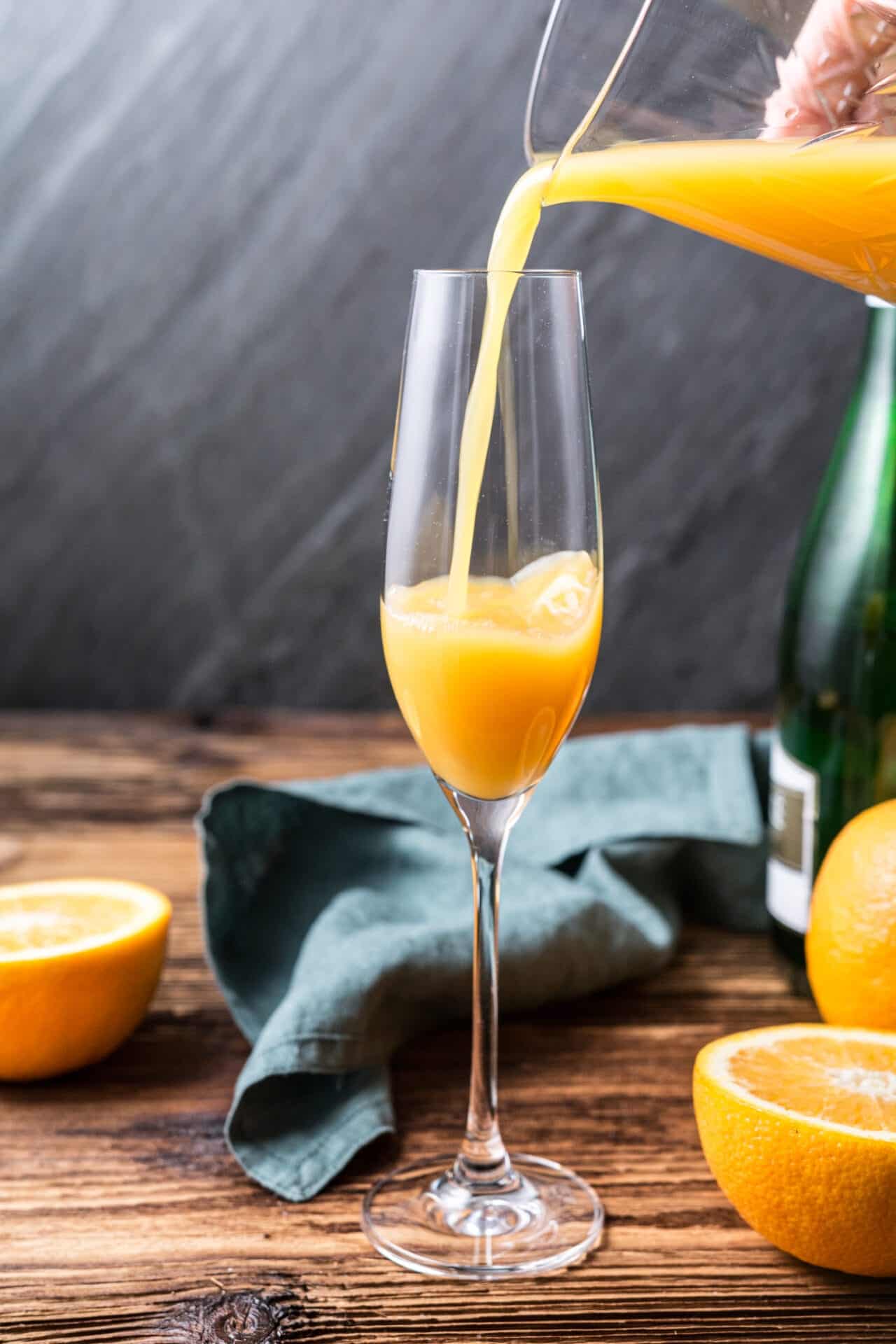 https://twistandtoast.com/wp-content/uploads/2023/11/mimosa-drink-Step_2.jpg